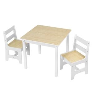 Kindertafel en stoeltjes