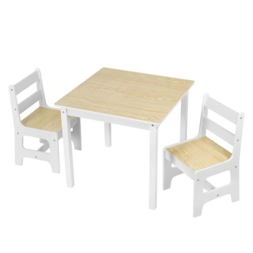 Kindertafel en stoeltjes