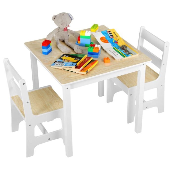 Kindertafel en stoeltjes