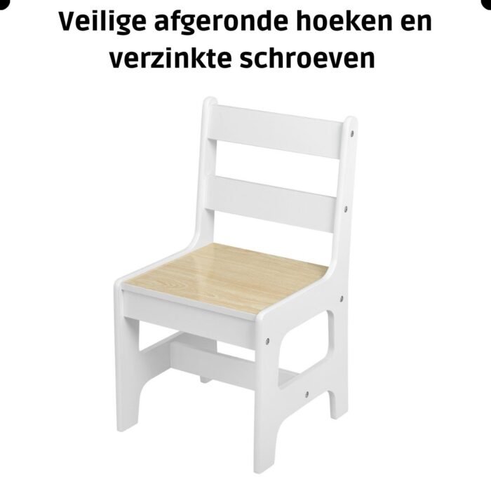 Kindertafel en stoeltjes