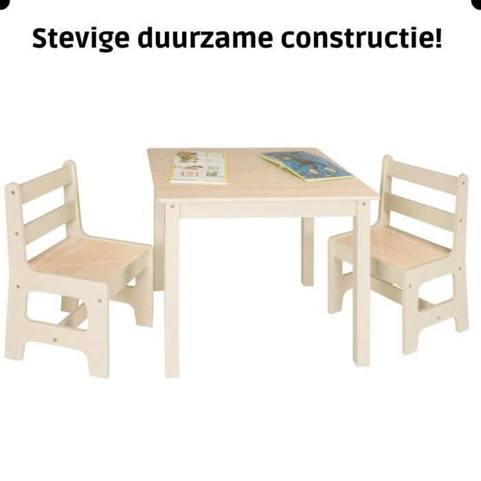 Kindertafel en stoeltjes