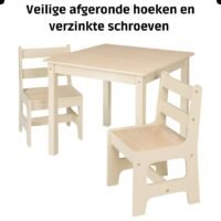 Kindertafel en stoeltjes