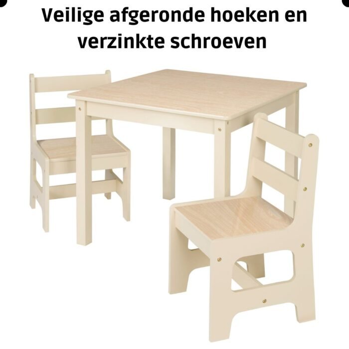 Kindertafel en stoeltjes