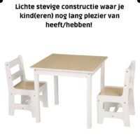 Kindertafel en stoeltjes