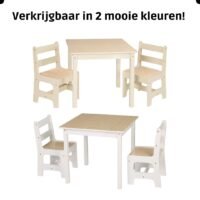 Kindertafel en stoeltjes